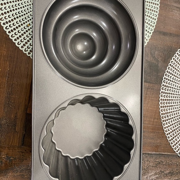 Wilton cake pan cupcake shape - Picture 2 of 2